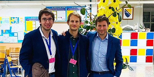 Aleksander Stokkebø (i midten) med valgobservatørene Roger Padreny Carmona (Andorra) og David Stögmüller (Østerrike). Foto: Stortinget.