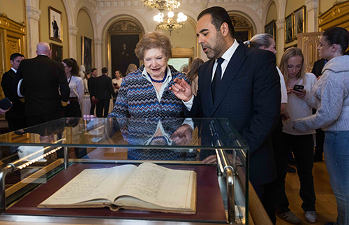 Anne Hambro Alnæs, Carl Joachim Hambros barnebarn, og stortingspresident Masud Gharahkhani