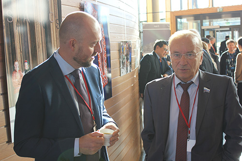 Eirik Sivertsen in conversation with Senator Igor Chernyshenko, Russia. Photo: Storting. 