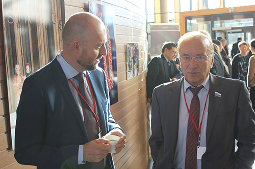 Eirik Sivertsen in conversation with Senator Igor Chernyshenko, Russia. Photo: Storting.