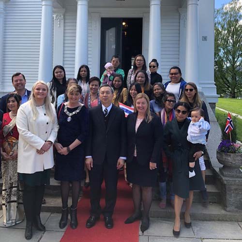 Asia-delegasjonen ved leder Elin Agdestein og medlem Åslaug Sem-Jacobsen tok imot Thailands ambassadør på Notodden. Foto: Stortinget.