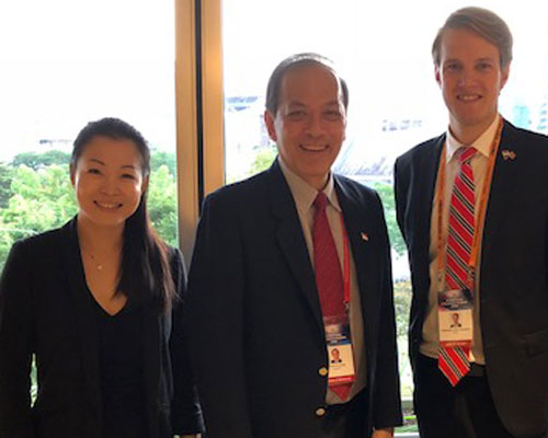 Stortingsrepresentant Torstein Tvedt Solberg (A) med visepresidenten i Singapores parlament, Charles Chong, og parlamentsmedlem Cheng Li Hui. Foto: Stortinget