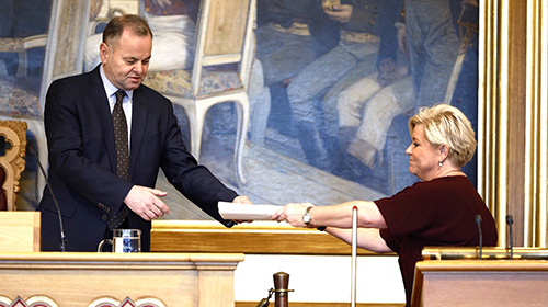Finansminister Siv Jensen overrakte regjeringens forslag til statsbudsjett og nasjonalbudsjett for 2018 til stortingspresident Olemic Thommessen 12. oktober 2017. Foto: Stortinget.