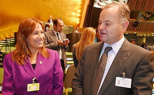 Parlamentspresidenter fra hele verden var på IPU-konferansen i New York. Her er stortingspresident Olemic Thommessen i samtale med Ana Maria Mari Machado, viseparlamentspresident på Cuba. Foto: Stortinget.