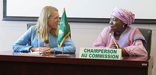Komitéleder Anniken Huitfeldt i samtale med leder for Kommisjonen til Den afrikanske union, Madam Nkosazana Dlamini-Zuma. Foto: Stortinget.