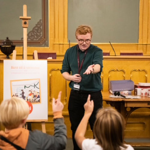 Omviser og publikum i lagtingssalen.  Foto: Stortinget.