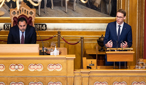 Finanskomiteens leder Eigil Knutsen på talerstolen under finansdebatten 2. desember 2021. Foto: Stortinget.