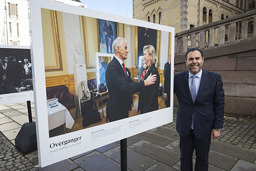 Stortingspresident Masud Gharahkhani ved utstillingen på Eidsvolls plass.