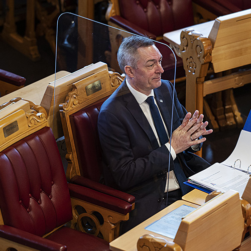 Forsvarsminister Frank Bakke-Jensen og resten av regjeringen mottok kritikk for håndteringen av Bergen Engines-saken. Foto: Stortinget.