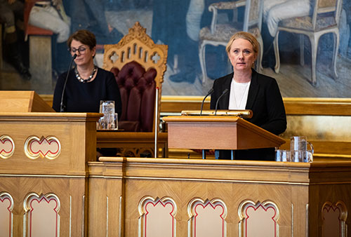 Daværende arbeids- og sosialminister Anniken Hauglie (H) under redegjørelsen for Stortinget om praktiseringen av EUs trygdeforordning 5. november 2019. Foto: Stortinget.