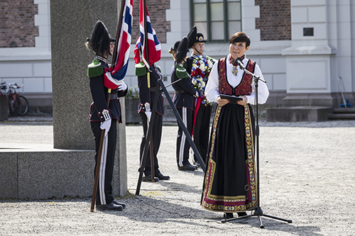 Ine Eriksen Søreide, leder av Stortingets utenriks- og forsvarskomité, taler ved veteranmonumentet på Akershus festning.