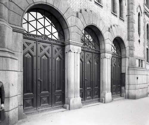 De tre inngangsdørene i Karl Johans gate, ca. 1950.
