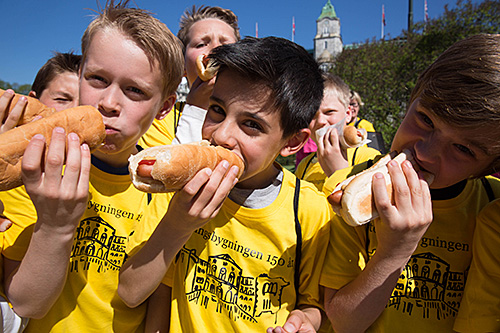 Lucas (i midten) fra Eikeli skole i Bærum hadde droppet et bryllup i London for å kunne være til stede på jubileumsfesten.