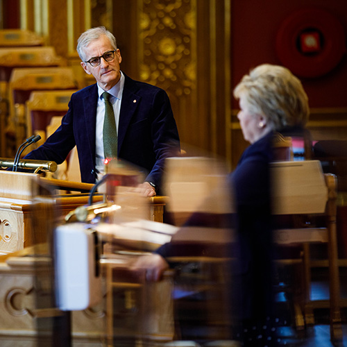 Jonas Gahr Støre (A) og statsminister Erna Solberg (H) i replikkordskifte under debatten om statsministerens redegørelse om koronoakommisjonen rapport. Foto: Stortinget.