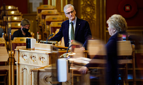  Jonas Gahr Støre (A) og statsminister Erna Solberg (H) i replikkordskifte under debatten om statsministerens redegørelse om Koronoakommisjonen rapport 4. mai 2021. Foto: Stortinget.