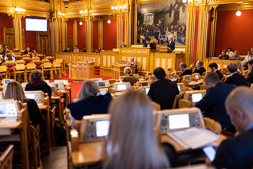 Statsminister Jonas Gahr Støre redegjorde om status og videre løp for myndighetenes håndtering av covid-19 i Stortinget 30. november 2021. Foto: Stortinget.