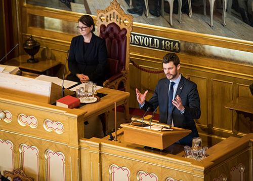 Bjørnar Moxnes (R) på talerstolen under debatten etter justis- beredskaps og innvandringsminister Sylvi Listhaugs avgang. Foto: Stortinget.