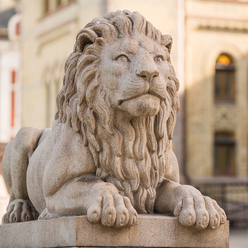 Løve foran Stortinget. Foto: Stortinget.