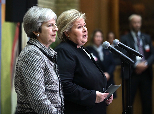 Theresa May og Erna Solberg møtte pressen i vandrehallen på Stortinget. Foto: Stortinget.
