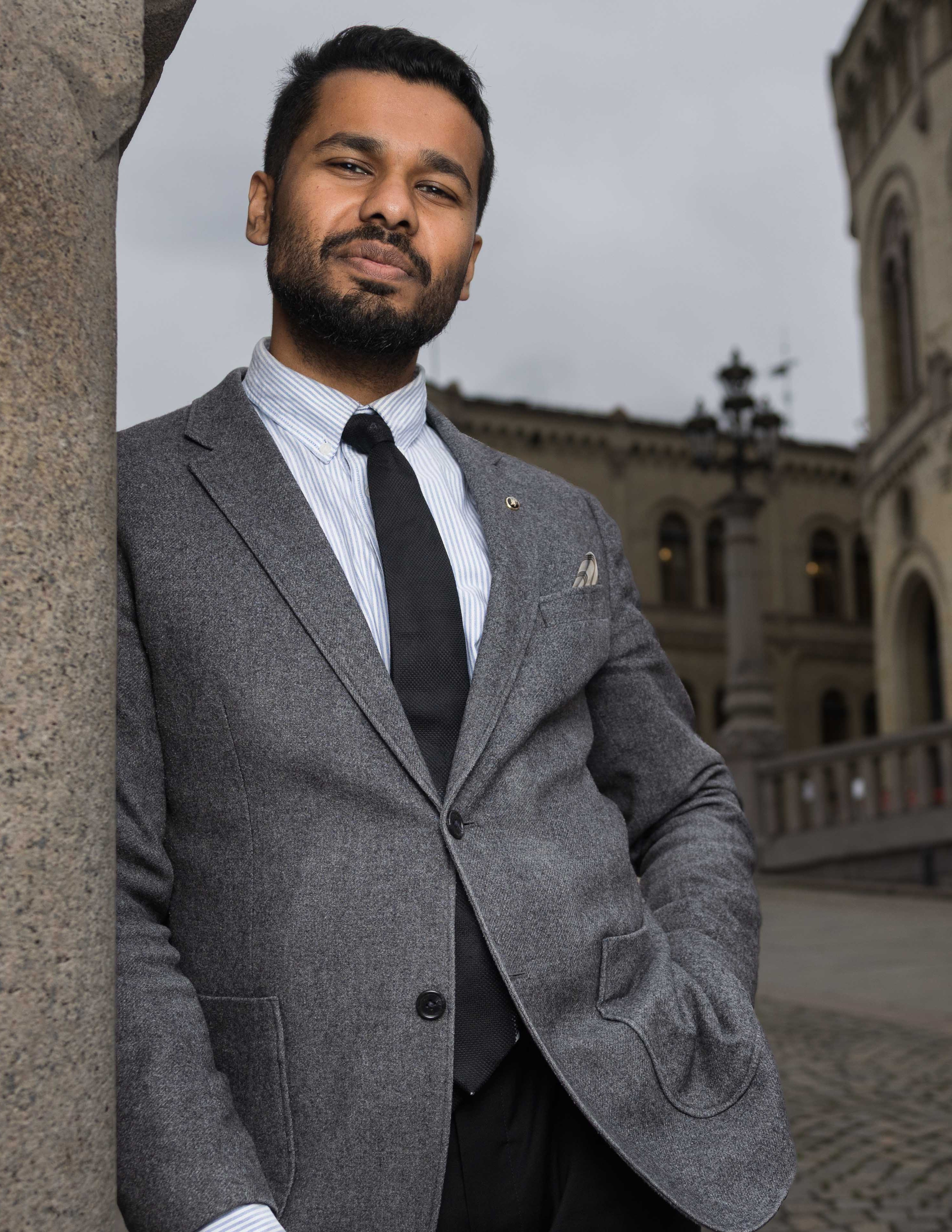Mayouran Navaratnarajah på Løvebakken utenfor Stortinget.