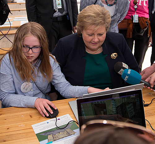 Karoline fra Brundalen skole (til venstre) demonstrerte Minecraft-versjon av Stortinget for statsminister Erna Solberg.