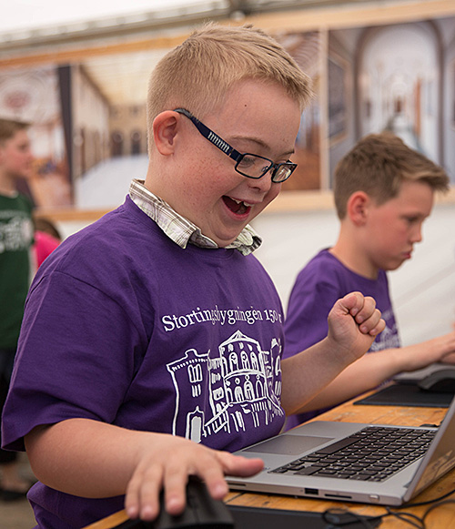 Mads fra Benterud skole i Lørenskog koste seg med Minecraft.