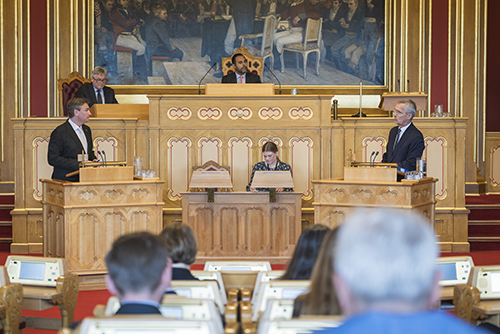 Henrik Asheim (H) stiller spørsmål til finansminister Jens Stoltenberg (A) under muntlig spørretime 21. mai 2025.