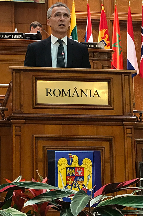 Jens Stoltenberg taler til forsamlingen mandag 9. oktober. Foto: Stortinget.