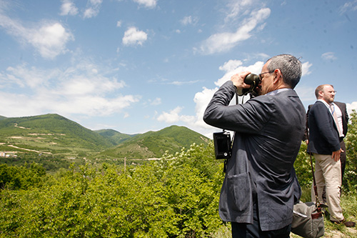 The President of the NATO PA, Paolo Alli, inspects the administrative boundary line to South Ossetia. Photo: Storting.