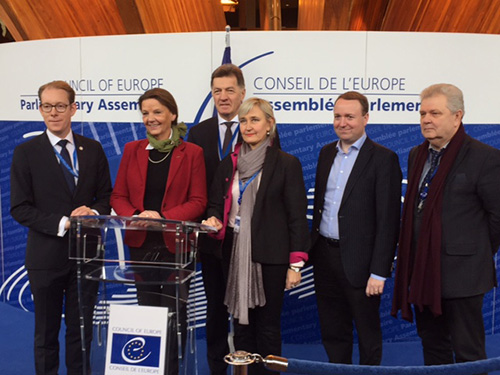 Frå venstre: Tobias Bilström (Sverige), Ingjerd Schou (Norge), Algirdas Butkevicus (Litauen), Marianne Mikko (Estland), Michael Aastrup Jensen (Danmarrk) og Andris Bērziņš (Latvia). Foto: Stortinget.