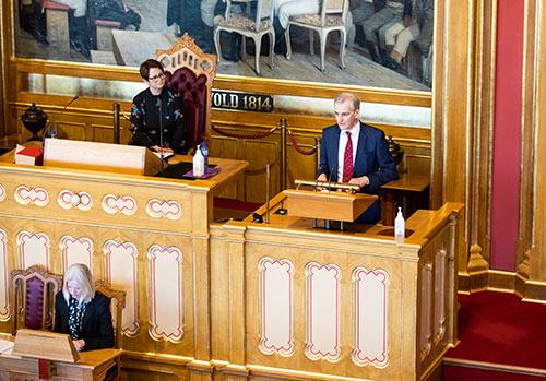 Jonas Gahr Støre (A) på talerstolen under stortingsmøte lørdag 21. mars, da koronaloven ble behandlet. Støre var saksordfører for saken. Foto: Stortinget.