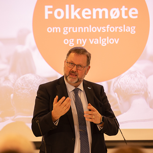 Saksordfører Svein Harberg (H) synes erfaringene er gode med å arrangere folkemøter for å øke engasjementet rundt grunnlovsspørsmål. Her fra arrangementet i Tromsø Foto: Stina Guldbrandsen/UiT