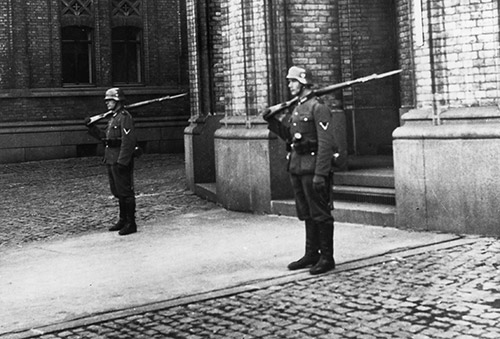 Tyske soldater utenfor Stortingets hovedinngang.
