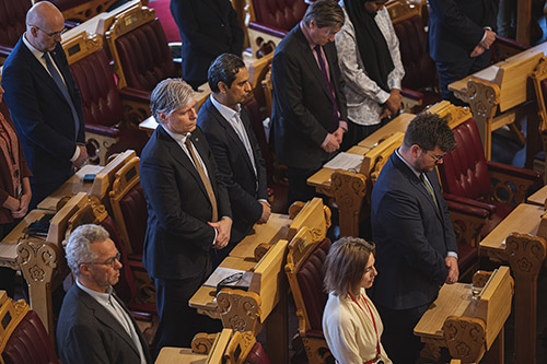 Stortingsmøtet 1. mars 2022 startet med ett minutts stillhet for å minnes ofre for krigen i Ukraina. Foto: Benjamin A. Ward / Stortinget.