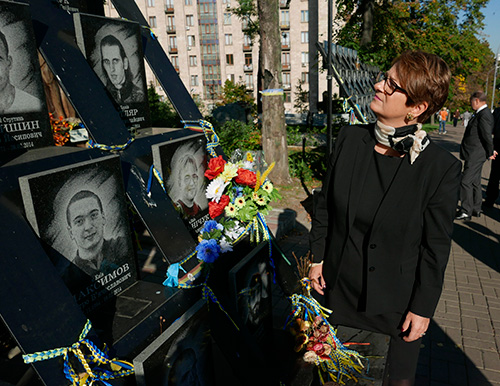 President of the Storting Tone Wilhelmsen Trøen placed flowers at the Heavenly Hundred Memorial. Photo: The Storting.