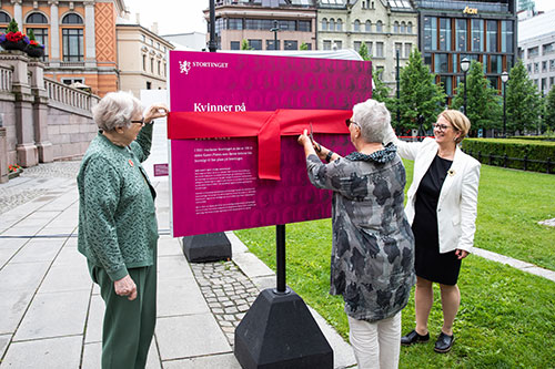 Tidligere lagtingspresident Torild Skard, tidligere stortingspresident Kirsti Kolle Grøndahl og stortingspresident Tone Wilhelmsen Trøen åpnet utstillingen. Foto: Stortinget.