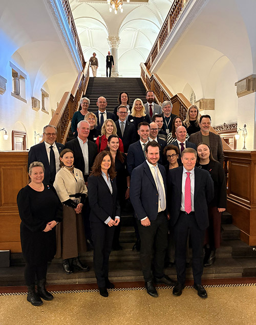 Medlemmer fra Stortingets og Folketingets delegasjon til Nordisk råd samlet foran en trapp i Folketinget.