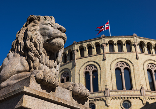 Løven foran stortingsbygningen.