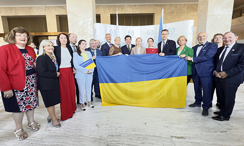 Sammen for Ukraina. Her med blant andre Katarina Barley, visepresident i Europaparlamentet (nr 2 f.v), Jussi Hallo-Aho, parlamentspresident i Finland (3), Antonina Nenaseva, visepresident i det latviske parlamentet (4), Julia Klöckner, president i den tyske forbundsdagen, Andreas Norlén, talmann i den svenske riksdagen (9) og Olena Kondratiuk, visepresident i det ukrainske parlamentet (10). 