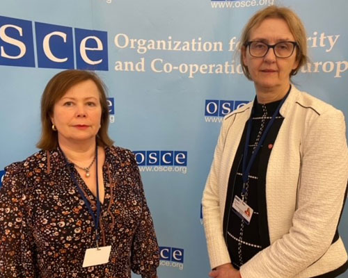 Delegasjonsleder for Norges delegasjon til OSSE PA Siv Mossleth og OSSE PAs spesialrepresentant for Sør-Kaukasus Kari Henriksen deltok på det ekstraordinære møtet i OSSE PA. Foto: Stortinget.
