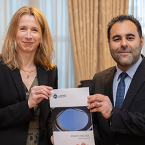 Leder i EOS-utvalget, Astri Aas-Hansen, overleverte årsrapporten for 2021 til stortingspresident Masud Gharahkhani onsdag 30. mars. Foto: Stortinget/Morten Brakestad