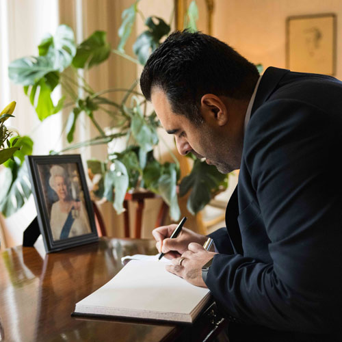 Stortingspresident Masud Gharahkhani signerer kondolanseprotokollen. Foto: Stortinget.