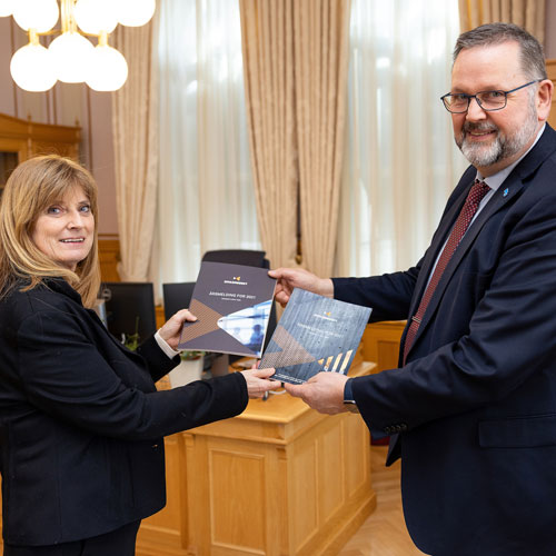 Sivilombud Hanne Harlem leverer årsmeldingene for 2021 til første visepresident Svein Harberg. Foto: Stortinget.