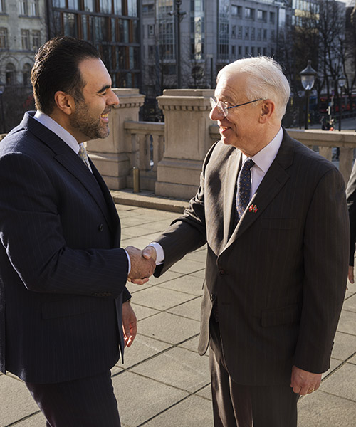 Stortingspresident Masud Gharahkhani ønsker Canadas parlamentspresident, Francis Scarpaleggia velkommen til Stortinget.