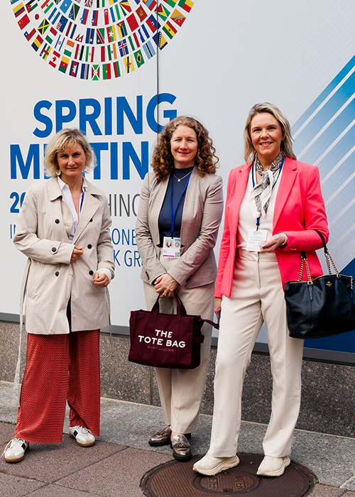 Marthe Hammer (SV), Tuva Moflag (A) og Sylvi Listhaug (FrP) utenfor Verdensbanken og IMFs Globale parlamentarikerforum i Washington D.C.