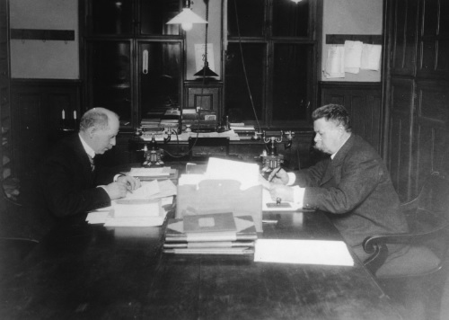 Sekretærer ved Stortingets kontor i 1913.