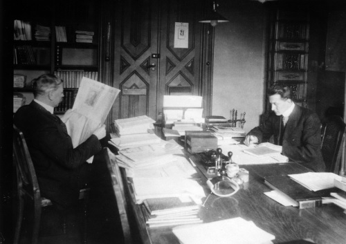 Stortingets bibliotekar Karl Fischer og assistent Kristian Birch Reichenvald.
