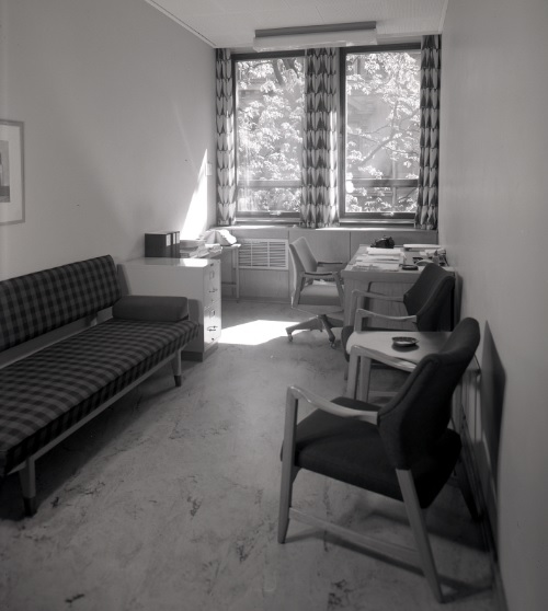Kontorplass var et av hovedmålene med den store ombygningen på 1950-tallet. Alle fikk enkelt- eller dobbeltkontorer. Interiør og møblement var spesialdesignet av Rastad og Relling. Her vises ett av enkeltkontorene.
