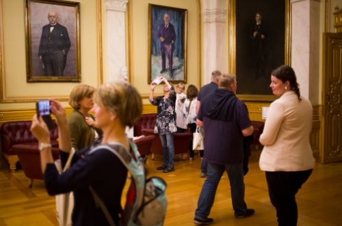 Besøkende i Eidsvollsgalleriet.