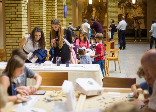 Familieaktiviteter i vandrehallen.